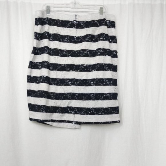 Lane Bryant Asymmetrical Striped Lace Back Zip Skirt 20 - Picture 3 of 5